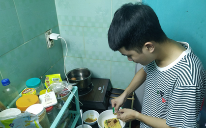 Hà Nội mưa lũ, sinh viên ăn mì tôm cầm cự, ốm để "tự khỏi"