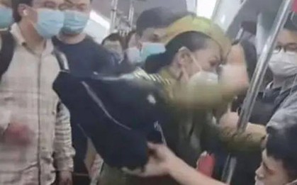 Người phụ nữ gây bất bình khi làm loạn trên tàu điện vì không được nhường chỗ, danh tính sau đó được netizen đào ra gây bất ngờ