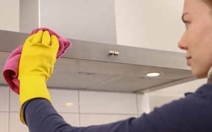 Cách vệ sinh máy hút mùi bằng bia và muối