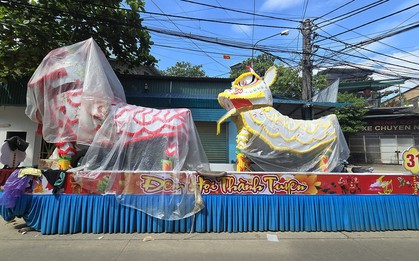 Đoàn xe đèn lồng khổng lồ ở Tuyên Quang 'nằm bất động' trong bão lũ