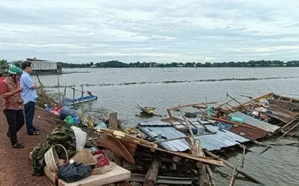 Mưa lớn kèm lốc xoáy làm hàng chục căn nhà ở ĐBSCL sập và tốc mái