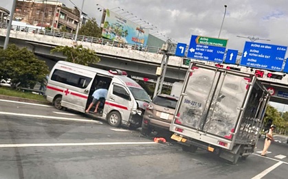 TP.HCM: Xe cấp cứu gặp tai nạn liên hoàn trên đại lộ Võ Văn Kiệt
