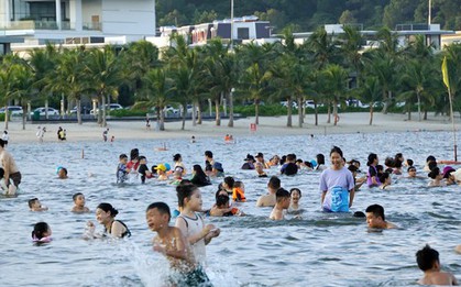 Hàng vạn người đổ ra biển Đồ Sơn ‘giải nhiệt’