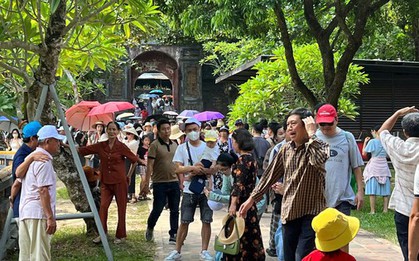 Du khách chen chân vào các di tích Huế trong ngày Quốc khánh 2-9