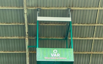 Sự thật về "phòng VAR" treo lơ lửng trên khán đài khiến cổ động viên lo sợ
