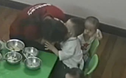 Mẹ ngỡ ngàng khi cứ nhắc đến cô giáo thì con có biểu hiện này, xem camera liền hiểu mọi chuyện