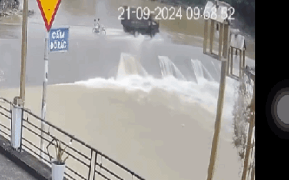 VIDEO: Thót tim 2 bé gái bị nước lũ cuốn trôi khi đạp xe qua ngầm tràn