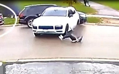 Clip: Cô gái đạp chân ga tông ngã người bán rồi cướp xe Porsche