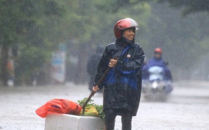 Đường ngập sâu, dân bì bõm mang thùng xốp làm thuyền kéo đồ trên phố