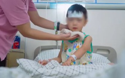 Cậu bé đột ngột sốt cao rồi hôn mê sau một lần tắm biển, không ngờ não đã bị “ăn mất”