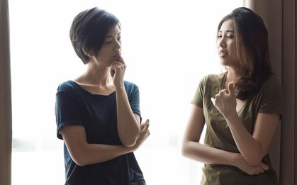 Em chồng khoe lương 40 triệu/tháng, tôi cười mỉa chỉ vào chiếc máy giặt trong góc nhà mà em xấu hổ cúi gằm mặt