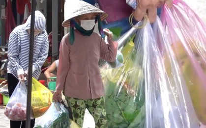 Video: Ra chợ một buổi sáng, đem về chục túi nilon