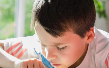 Vì sao trẻ ở thành phố mắc tật khúc xạ nhiều hơn trẻ nông thôn?