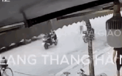 Va chạm xe máy ngã xuống đường, người đàn ông đi bộ bị ôtô chèn tử vong