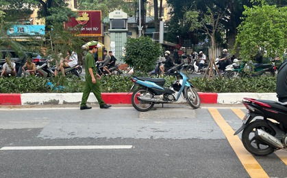 Hà Nội: Tông vào dải phân cách, 2 nam thanh niên cấp cứu trong tình trạng nguy kịch