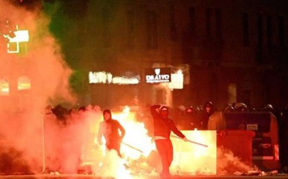 Bạo lực kinh hoàng ở bóng đá Italia: Hooligan tấn công cảnh sát bằng gậy bóng chày