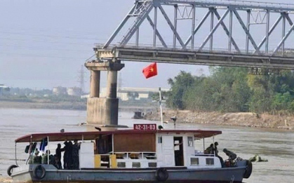 Phú Thọ: Phần còn lại của cầu Phong Châu đang nghiêng, có nguy cơ đổ sập