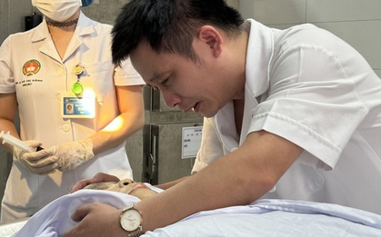 Nam bác sĩ bật khóc, ôm mẹ lần cuối sau khi hiến giác mạc của mẹ để mang lại ánh sáng cho 2 người