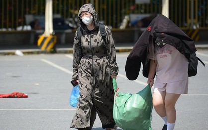 Người dân khệ nệ mang quà quê lên Hà Nội trong cái nắng như thiêu đốt