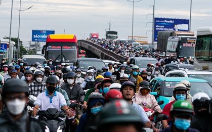 Cửa ngõ miền Tây “tê liệt”, hàng nghìn phương tiện chôn chân nhiều giờ đồng hồ vẫn chưa thể vào TP.HCM