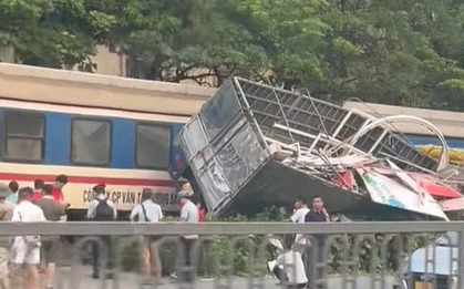 Hà Nội: Va chạm với tàu hỏa, tài xế xe tải hoảng loạn rời khỏi hiện trường