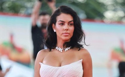 Bạn gái Ronaldo bị chê khi khoe đường cong trứ danh trên thảm đỏ