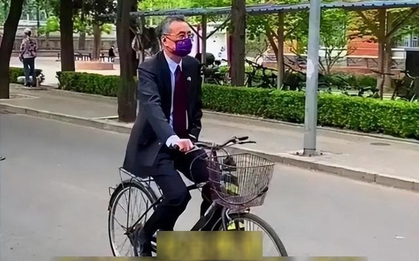 Bức ảnh chụp lén người đàn ông đi xe đạp trong khuôn viên Thanh Hoa bất ngờ gây sốt