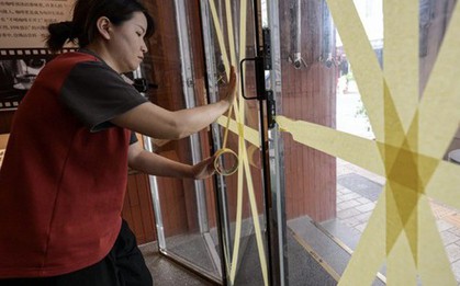 Tuyệt đối bạn không được làm cách này để bảo vệ cửa kính khi bão về