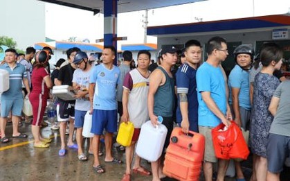 Hạ Long: Khách xếp hàng cả tiếng chờ mua xăng để chạy máy phát điện