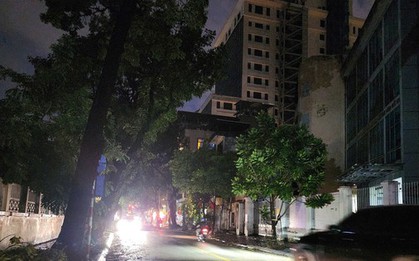 Sau bão nhiều tuyến phố Thủ đô chìm trong bóng tối do đèn đường chưa hoạt động
