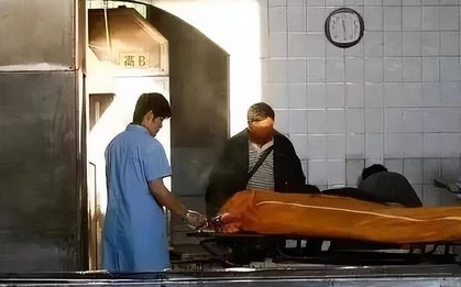 Cụ ông mang theo 730 triệu vào lò hỏa thiêu: Hai con trai biết chuyện thì đã quá muộn