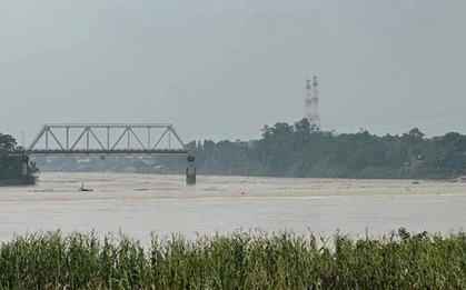 Vụ sập cầu Phong Châu: 10 ô tô, 13 nạn nhân rơi xuống sông