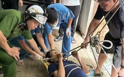 Hà Nội: Giải cứu tài xế công nghệ ngã từ tầng 2 nhà cao tầng, mắc kẹt mái tôn nhà bên cạnh