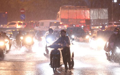 Mưa xối xả, sấm chớp dữ dội, người Hà Nội "đánh vật" giữa biển nước mênh mông để về nhà giờ tan tầm