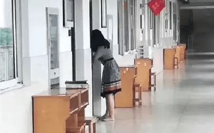 Bức ảnh chụp bóng lưng của một người phụ nữ khiến chục ngàn người thốt lên: "Phụ huynh tốt nhất năm!"