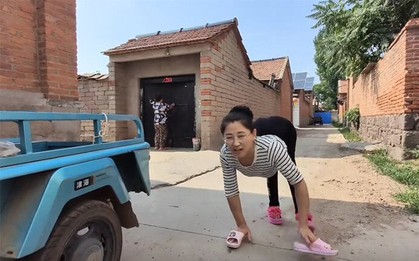 "Bà mẹ 4 chân" quyết cãi lời bác sỹ để sinh con, nhìn thành quả ai cũng bất ngờ