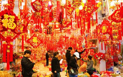Phố Hàng Mã rực đỏ đón Tết nguyên đán Ất Tỵ