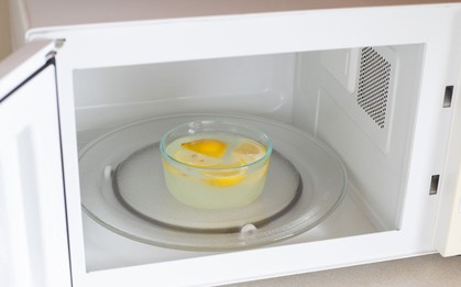 Chỉ một trái chanh là đủ khiến lò vi sóng sạch bong, sáng bóng, chị em nên lưu ngay mẹo này