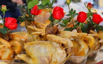 Hơn nửa triệu đồng một con gà ngậm hoa hồng cúng rằm tháng Chạp