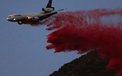 Hé lộ chất bột hồng bí ẩn rải khắp California (Mỹ) giữa thảm họa cháy rừng