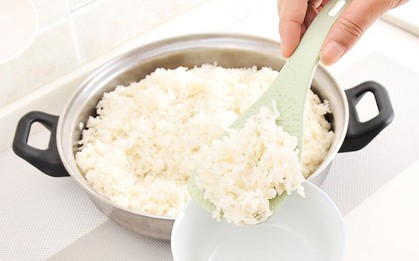 Vì sao dân gian kiêng xới cơm một lần?