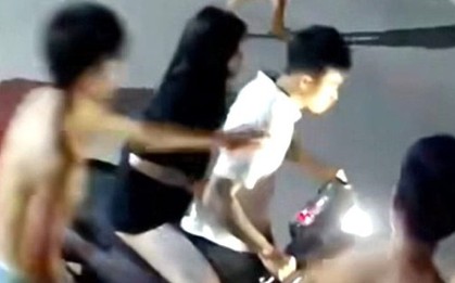 [CLIP] Thanh niên bị đánh hội đồng, lao xe máy vào người dù đã nằm bất động