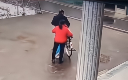 Đi làm xa, mẹ mở camera ra ngắm con rồi bật khóc khi chứng kiến hành động bố mẹ chồng làm với con mình