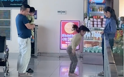 Chuyến bay delay 3 tiếng khiến người phụ nữ tình cờ chứng kiến cảnh tượng kì lạ: Đây là ông bố bà mẹ hiếm có!