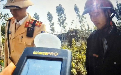 Lái xe uống rượu say nằm ngủ ở lề đường bị phạt kịch khung