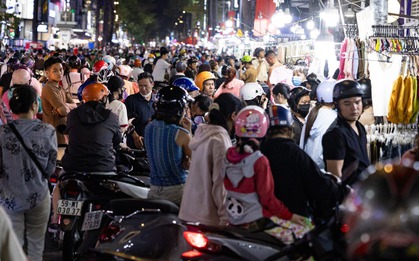 Cảnh tượng dễ thương tại các cửa hàng mua sắm đông nghẹt người ở TP.HCM những ngày cận Tết