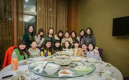 Họp lớp cuối năm, tôi là bạn nam duy nhất trong 15 người tham gia, đang định móc ví ra thanh toán thì nhận tin shock