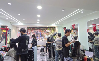 Salon tóc Hà Nội đông gấp 2 - 3 lần ngày thường, chị em chia sẻ bí quyết "sinh tồn" trong hành trình làm đẹp cuối năm
