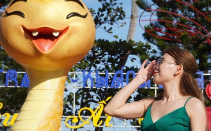 Người nước ngoài thích thú tạo dáng với 'bé Na' dễ thương ở Nha Trang