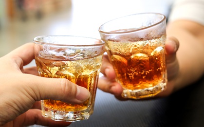 Tết uống rượu xong thấy những dấu hiệu này cần gọi cấp cứu ngay, chậm trễ có thể dẫn tới suy gan, thận